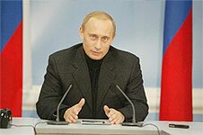 На фото: Москва. Кремль. Печатные флаги для телевизионного выступления Президента РФ В. Путина.